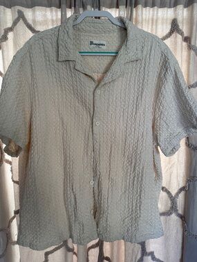 No Boundaries Men's Short Sleeve Button-Down Shirt in Light Beige